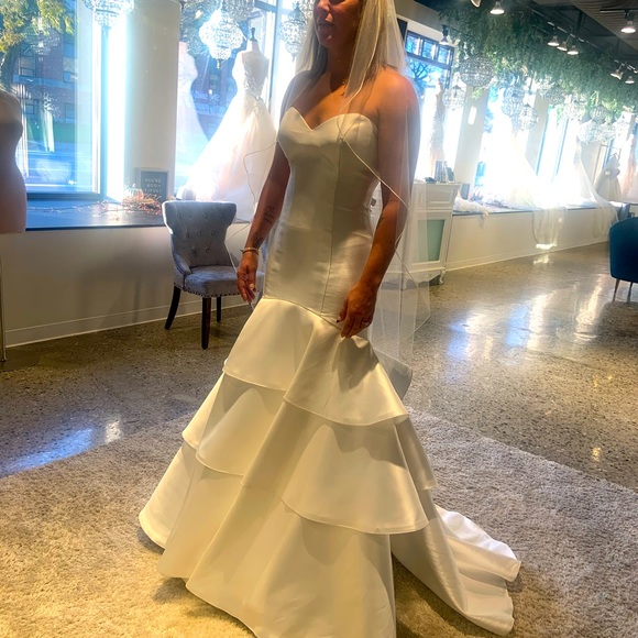 Wedding dress never worn or altered - Picture 3 of 3